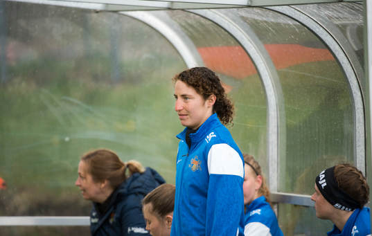Sunnanås tränare Jackie Bachteler fotbollsmatchen i