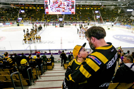 Skellefteå supportrar , far och son deppar
