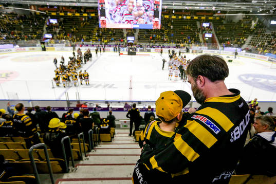 Skellefteå supportrar , far och son deppar
