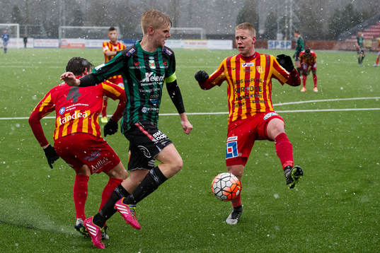 Varbergs Erik Lund stoppas av Syrianskas Robin Book och