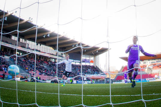 Örebros Karl Holmberg jublar vid örebros 2-2 mål