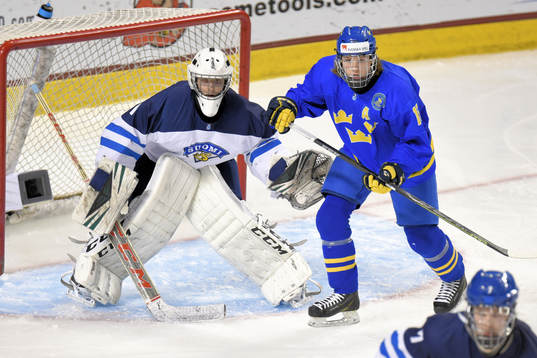 Finlands målvakt Pekka Ukko Luukkonen och Sveriges Rickard