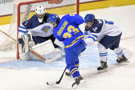 Sveriges Tim Söderlund skjuter mot Finalnds målvakt