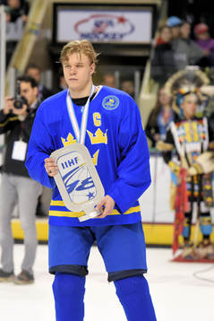 Sveriges lagkapten Jacob cederholm med silverpokalen i