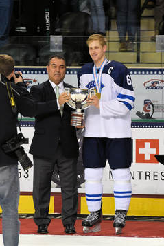 Finlands Juuso Välimäki med pokalen