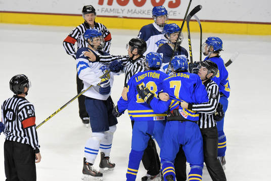 Sveriges Hugo danielsson och Linus Lindström bråkar med