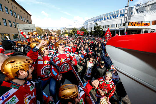 Frölunda spelarna på Guldbussen utanför Scandinavium