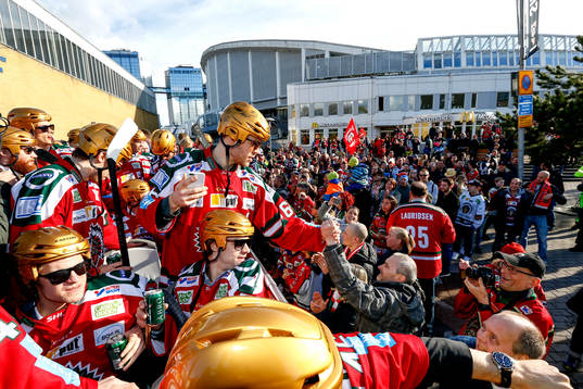 Frölunda spelarna på Guldbussen utanför Scandinavium