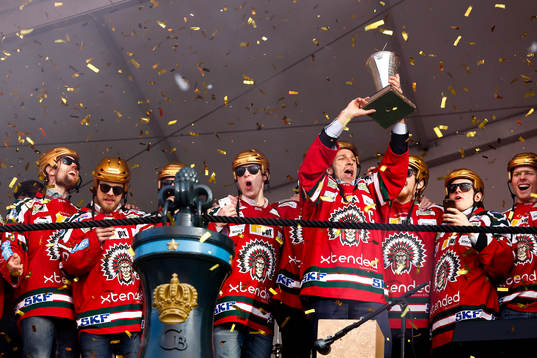 Frölunda spelarna jublar med pokalen