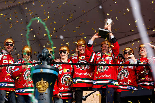 Frölunda spelarna jublar med pokalen