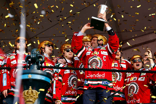Frölundas Joel Lundqvist jublar med pokalen