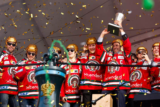 Frölundas Joel Lundqvist jublar med pokalen
