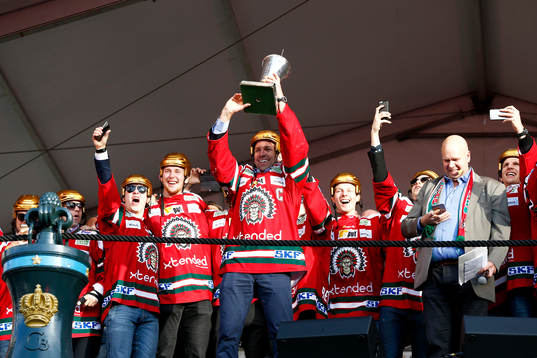 Frölundas Joel Lundqvist jublar med pokalen