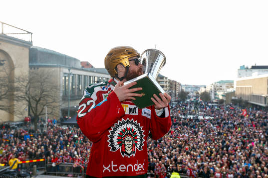Frölundas Robin Figren jublar med pokalen