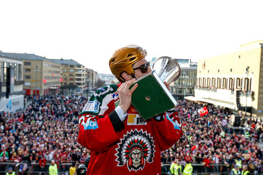 Frölundas Lukas Bengtsson jublar med pokalen