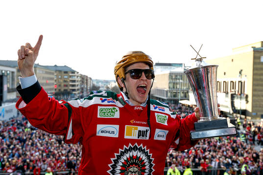 Frölundas Lukas Bengtsson jublar med pokalen