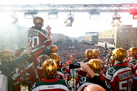 Frölundas Joel Lundqvist jublar med pokalen