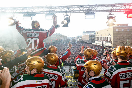 Frölundas Joel Lundqvist jublar med pokalen