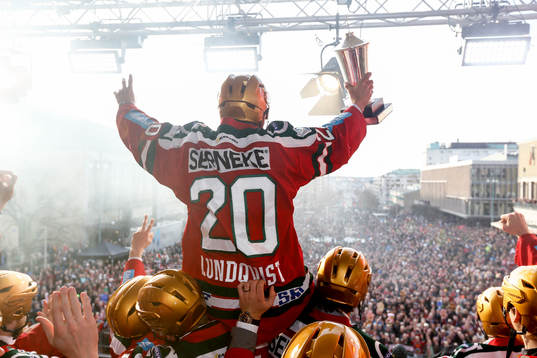 Frölundas Joel Lundqvist jublar med pokalen