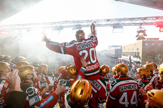 Frölundas Joel Lundqvist jublar med pokalen