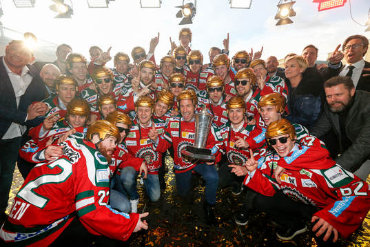 Frölundas spelare jublar med pokalen
