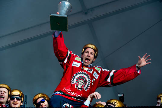 Frölundas Joel Lundqvist jublar med pokalen