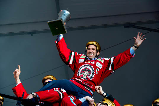 Frölundas Joel Lundqvist jublar med pokalen