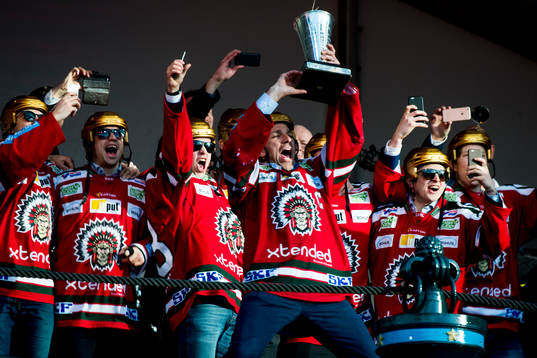 Frölundas Joel Lundqvist jublar med pokalen