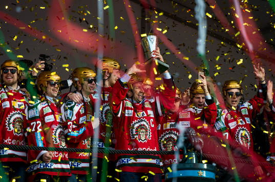 Frölundas Joel Lundqvist jublar med pokalen