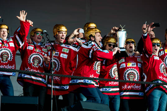 Frölundas Joel Lundqvist jublar med pokalen