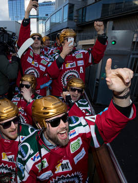 Frölunda i guldbussen, längst fram fr.v. Pontus