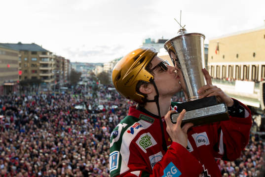 Frölundas Henrik Tömmernes  kysser pokalen