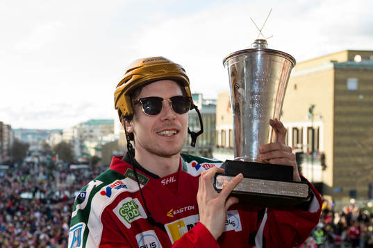 Frölundas Henrik Tömmernes med pokalen