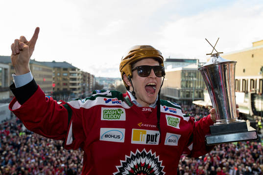 Frölundas Lukas Bengtsson med pokalen