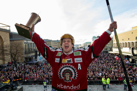 Frölundas Nicklas Lasu med pokalen