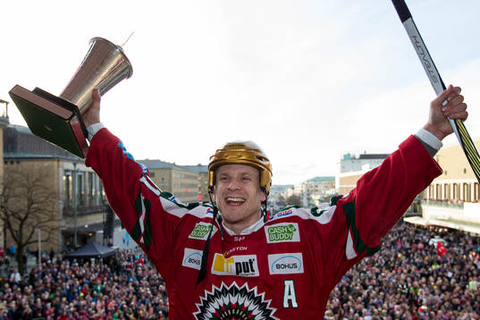 Frölundas Nicklas Lasu med pokalen