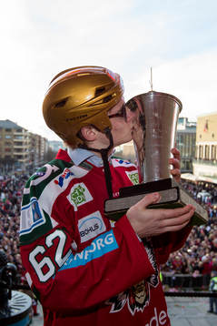 Frölundas Artturi Lehkonen med pokalen