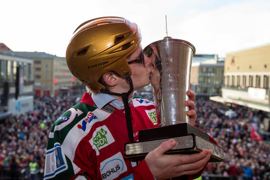 Frölundas Artturi Lehkonen med pokalen