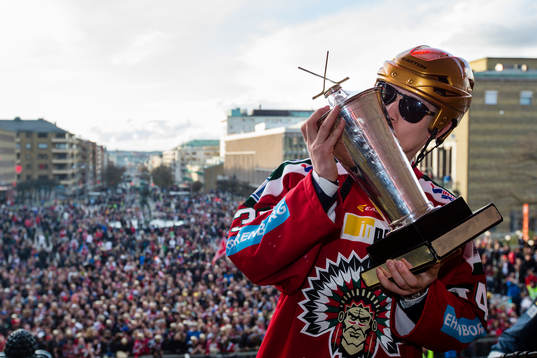 Frölundas Tom Nilsson med pokalen