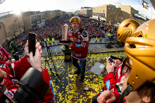 Frölundas Ryan Lasch med pokalen