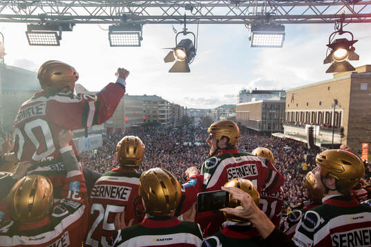 Frölundas Joel Lundqvist med pokalen