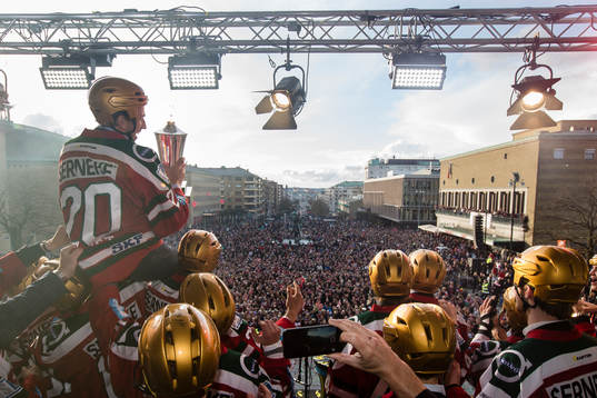 Frölundas Joel Lundqvist med pokalen