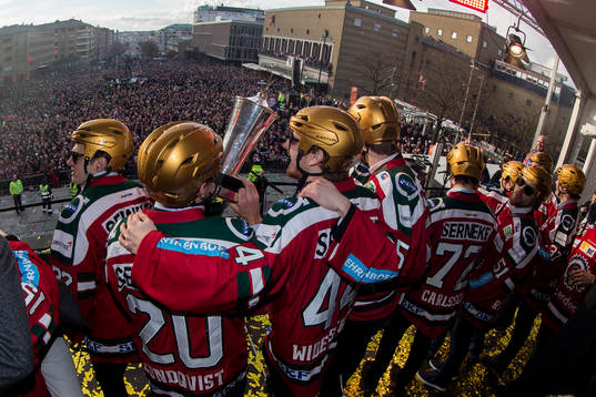 Frölundas Joel Lundqvist och Pontus Widerström med pokalen