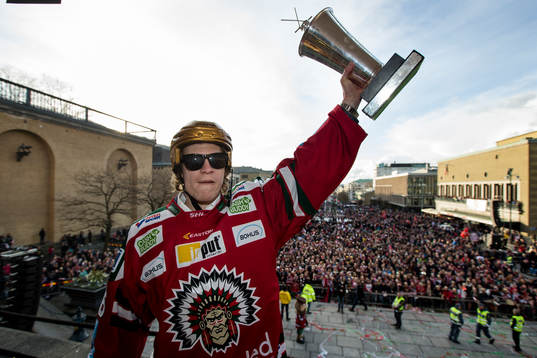 Frölundas Anton Axelsson med pokalen