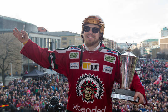 Frölundas Mats Rosseli Olsen med pokalen