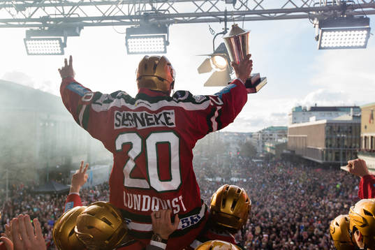 Frölundas Joel Lundqvist med pokalen