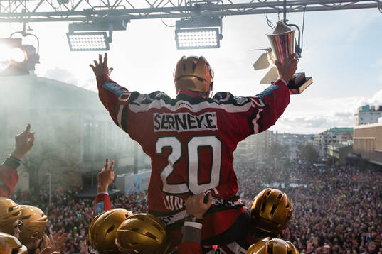 Frölundas Joel Lundqvist med pokalen