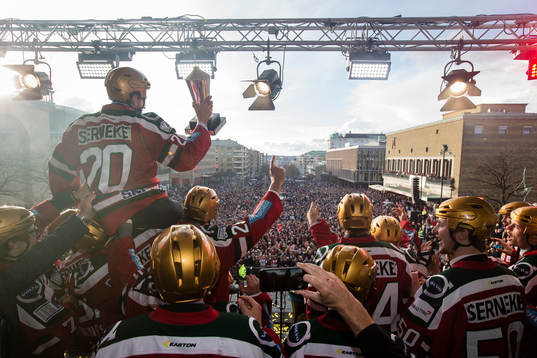 Frölundas Joel Lundqvist med pokalen