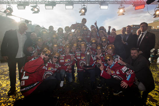 Frölunda med pokalen