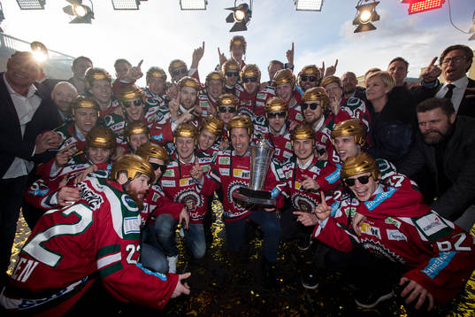 Frölunda med pokalen